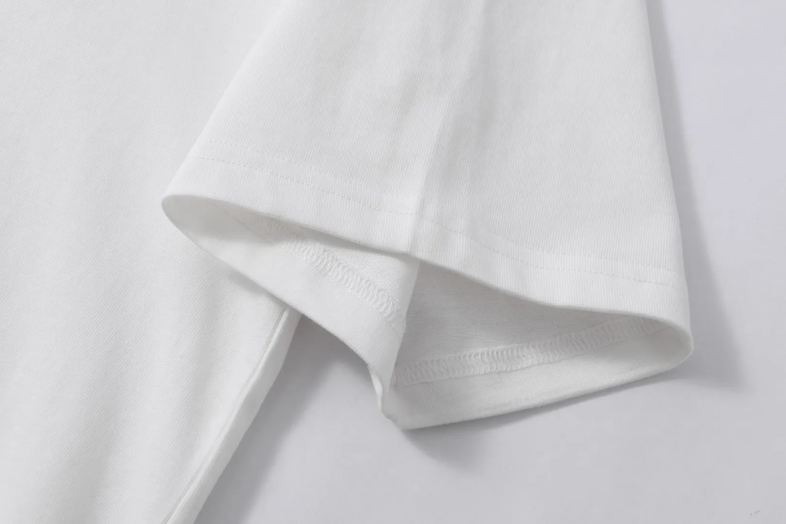 Style No.: A 007# P57 Ami 2026 Spring/Summer New Arrival T-shirt Short Sleeve The workmanship of this chapter is extremely cumbersome and complex. It uses water-soluble polyester and water-soluble thread to start the pattern, dye it, then air-dry, shape it, and then laser process the details. The process takes a long time, which distinguishes it from the junk version of the leaky bottom fabric on the market. We completely restore the correct version of the official website 1:1, with high-weight fabrics, synchronized detail routing, and restored official website letter embroidery, which is the only correct version on the entire network. Color: Apricot Red Black Red White Red Navy Blue Gray Apricot Black Sizes: S-XL